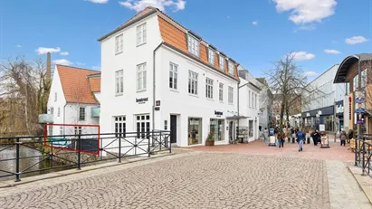 Attraktivt lejemål med en unik placering ved gågaden og åen