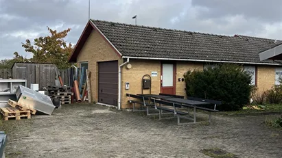 Lager/kontor , der er to forskellige lejemål ledige 80 og 74 m2