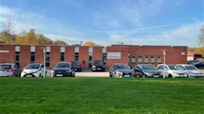 220 m2 præsentable kontorlokaler i pæn ejendom, tæt på centrum.