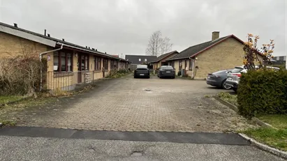 Kontor 74m2 to store rum, og et mindre, køkken og toilet/badog parkering