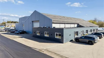 Velindrettet erhvervsejendom med moderne kontor og rummelig