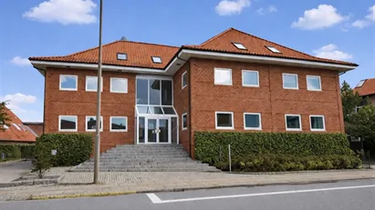 Her udbydes et flot og veldisponeret kontorlejemål, med et stort kælderrum.